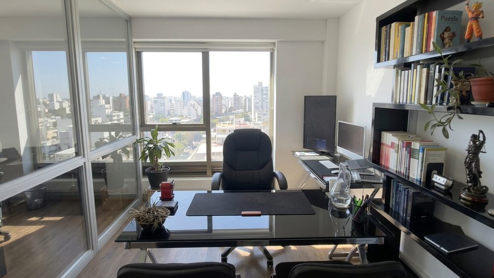 Escritorio del estudio, en el décimo piso, con vista al centro de Viña del Mar