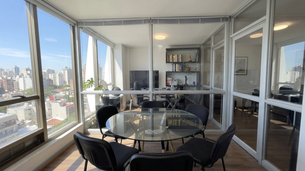 Sala de reuniones del estudio, con mesa redonda y vista a Viña del Mar